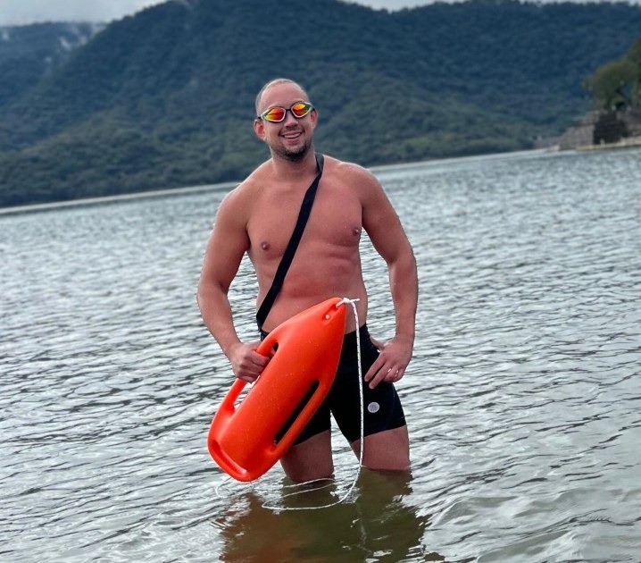 Un tucumano desafía el frío en la Copa del Mundo de Natación en El Calafate