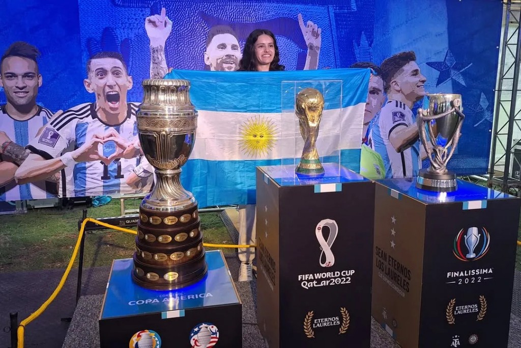 Las copas de Messi llegan a Tucumán: fotos gratis con los trofeos de la Scaloneta