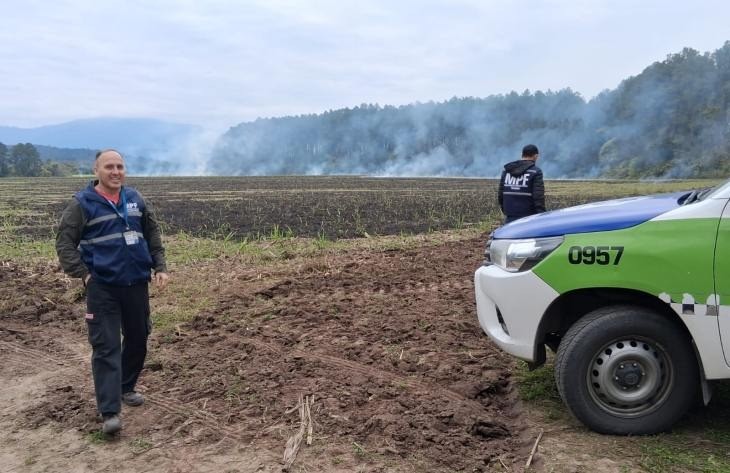 Secuestran tractor y detienen a un hombre por incendio en una finca
