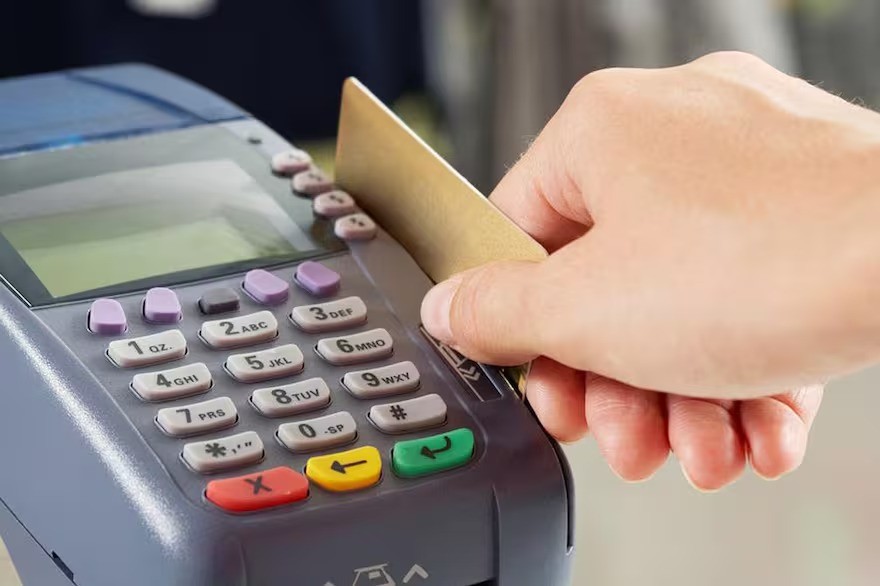 El consumo con tarjetas de crédito repuntó en julio tras dos meses de caída