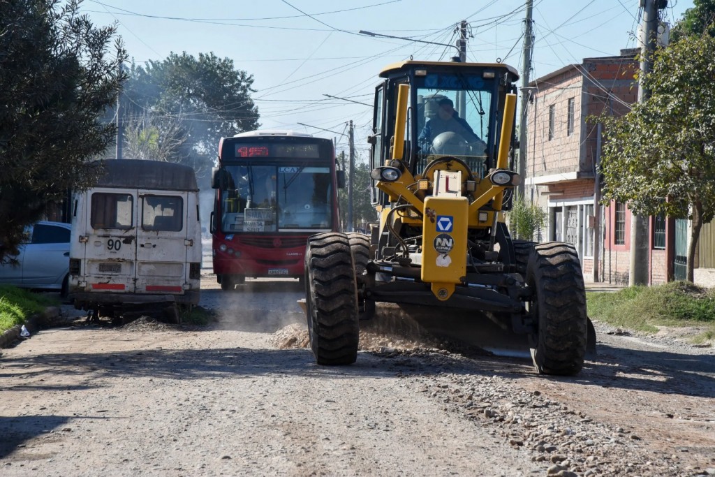 Pavimentan 12 cuadras clave para el transporte en barrios tucumanos