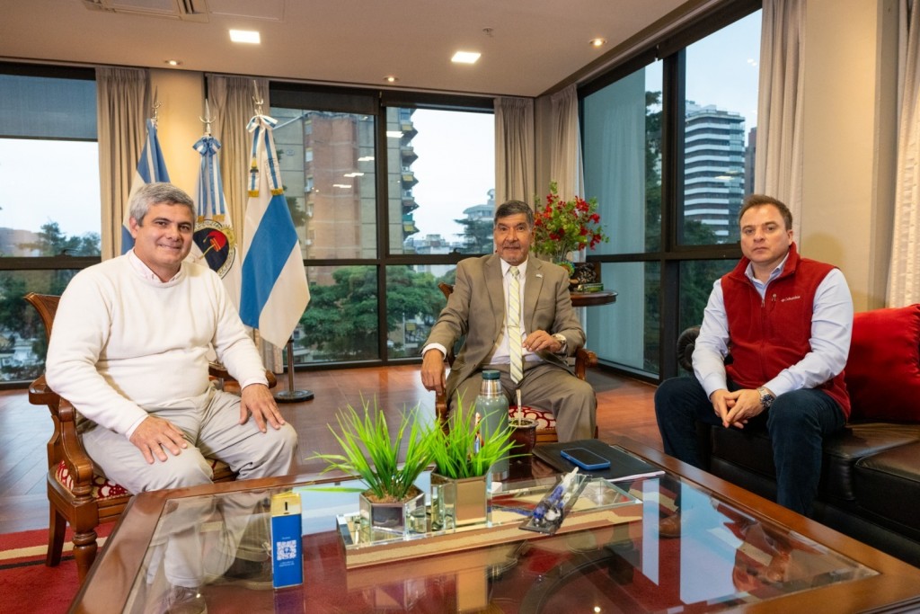 Acevedo lidera estrategia para convertir vuelos internacionales en puente exportador