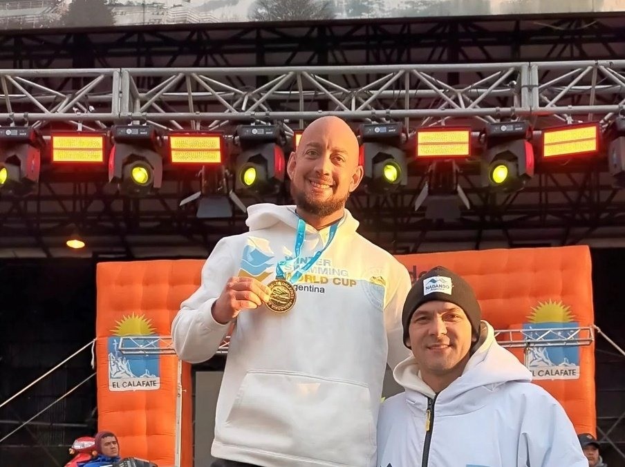 De Tucumán al podio: Fernando Cruz conquista oro y bronce en aguas heladas