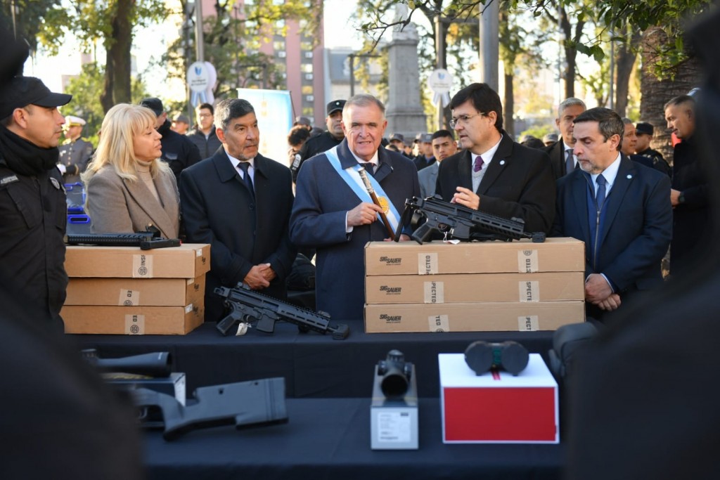 Jaldo equipa a la policía y anuncia 2.250 plazas penitenciarias