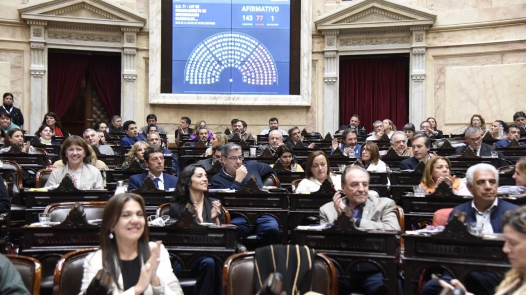 La oposición busca volcar vetos con apoyo radical