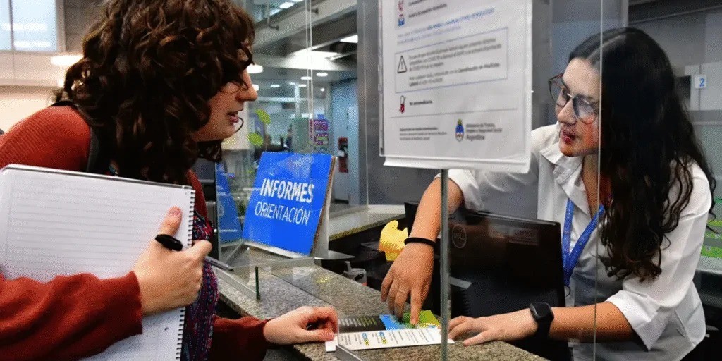 Un informe revela que cayó el empleo y el salario en el sector público
