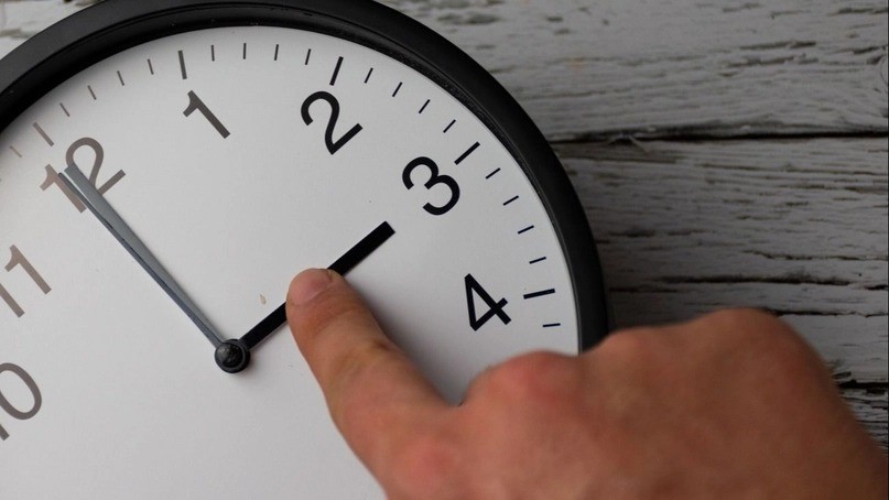 Un proyecto propone atrasar una hora los relojes para alinearse con la luz solar y ahorrar energía