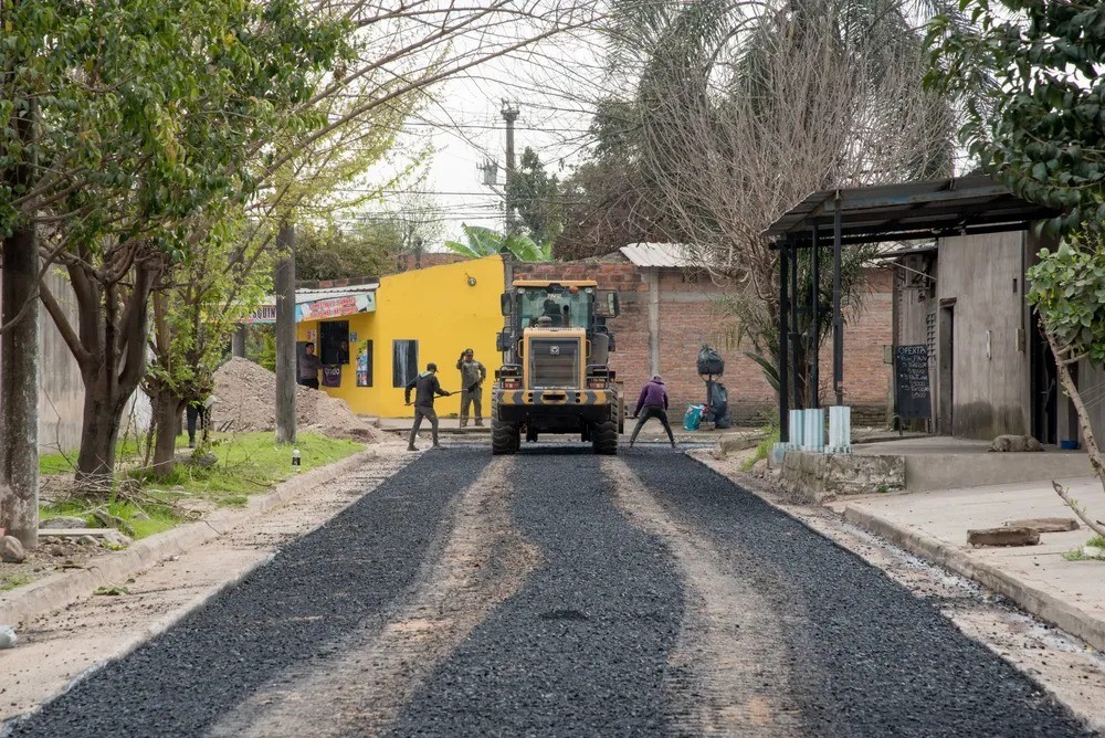 Pavimentan calles clave en barrios periféricos de San Miguel de Tucumán