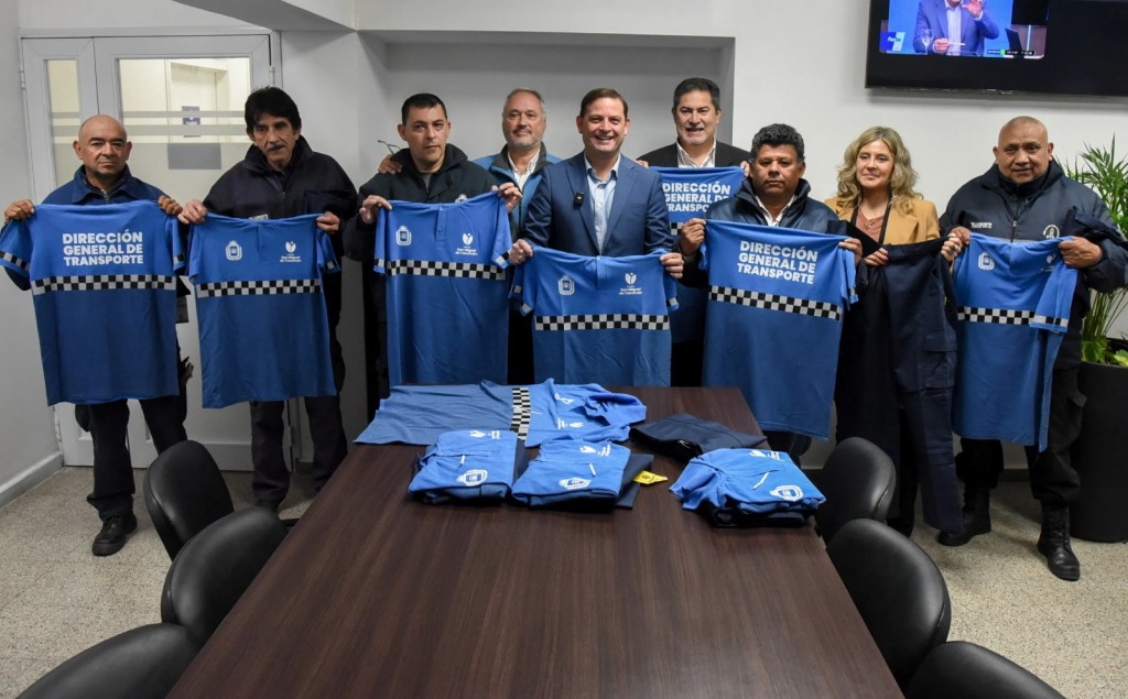 Equipan con nuevos uniformes a inspectores de transporte
