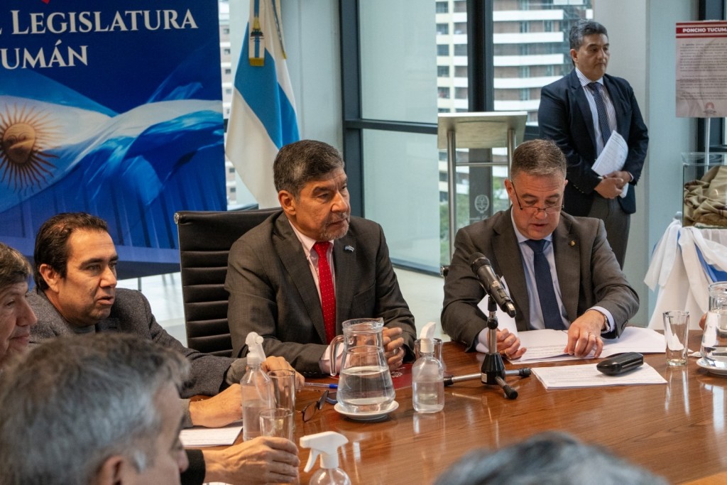 Acevedo convoca sesión extraordinaria por jueces e inversiones