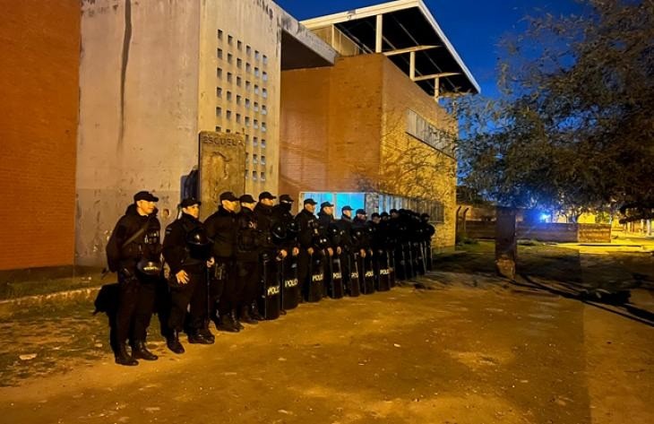 Controlan disturbio en escuela secundaria de la Costanera