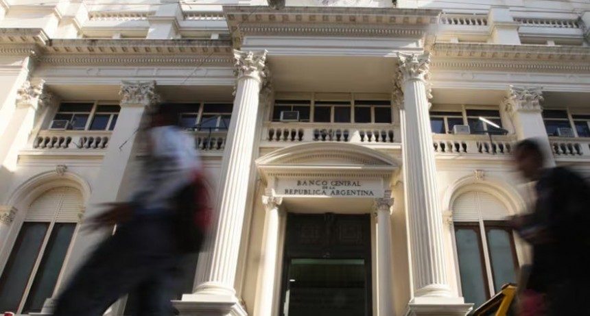 El BCRA sube encajes para frenar la demanda de dólares