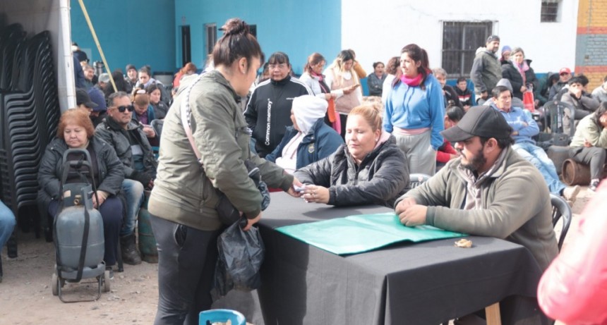 La Banda del Río Salí refuerza ayuda con garrafas a $5.000