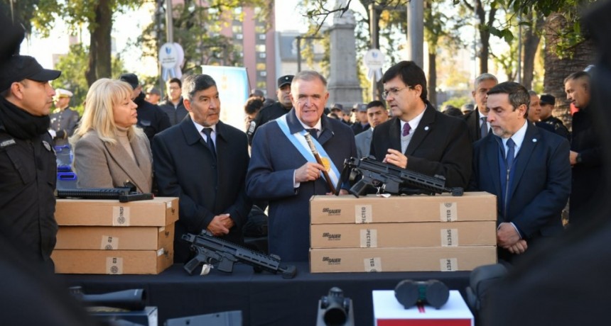 Jaldo equipa a la policía y anuncia 2.250 plazas penitenciarias