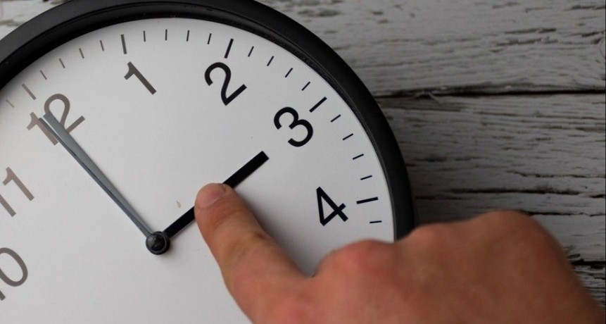Un proyecto propone atrasar una hora los relojes para alinearse con la luz solar y ahorrar energía