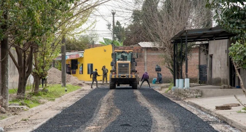 Pavimentan calles clave en barrios periféricos de San Miguel de Tucumán