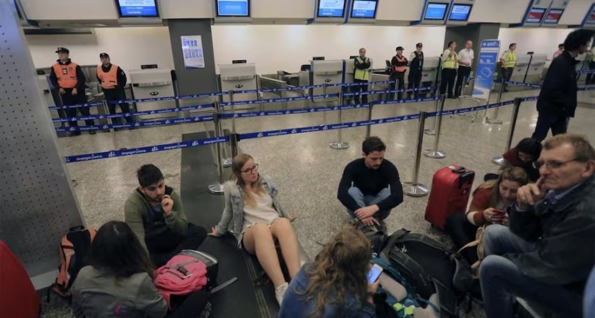 Paro de controladores aéreos afecta a 15 mil pasajeros