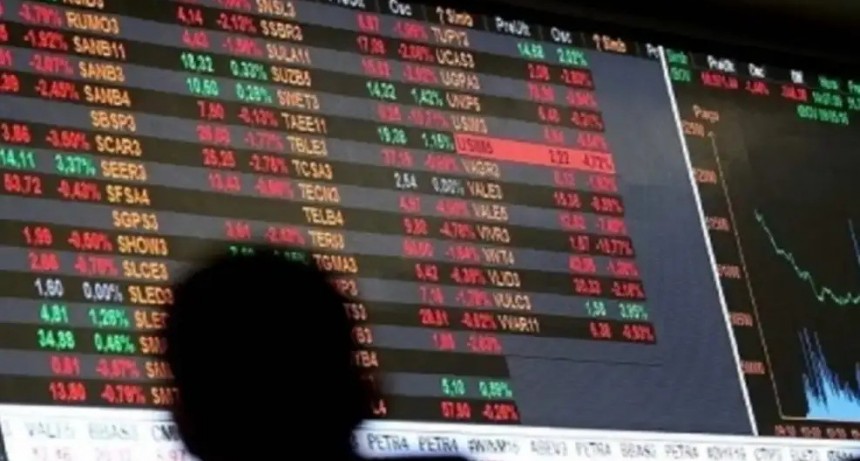 Riesgo país salta a 829 puntos en jornada volátil