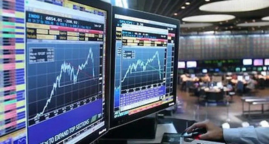 Acciones y bonos retroceden en jornada volátil