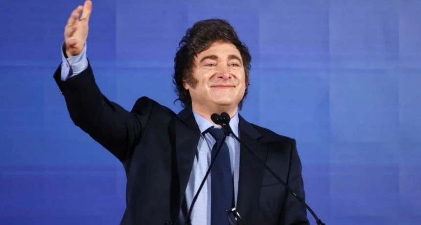 Milei aprueba con 56%, pero la mayoría no lo ve reelecto