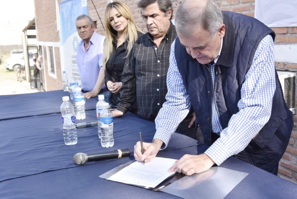 Jaldo firmó convenios por 11 millones de dólares para obras de riego