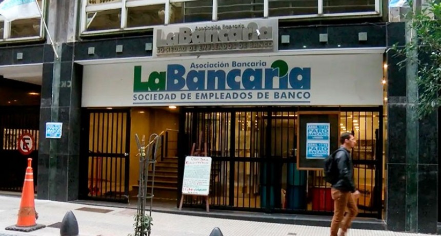 Los bancarios acordaron una paritaria del 75% y un salario inicial de $420.000