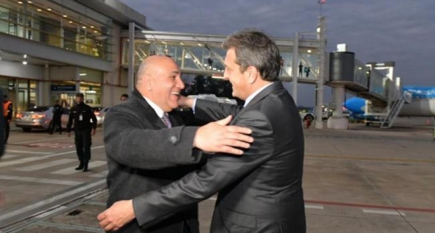 Manzur recibió a Sergio Massa en el aeropuerto Benjamín Matienzo