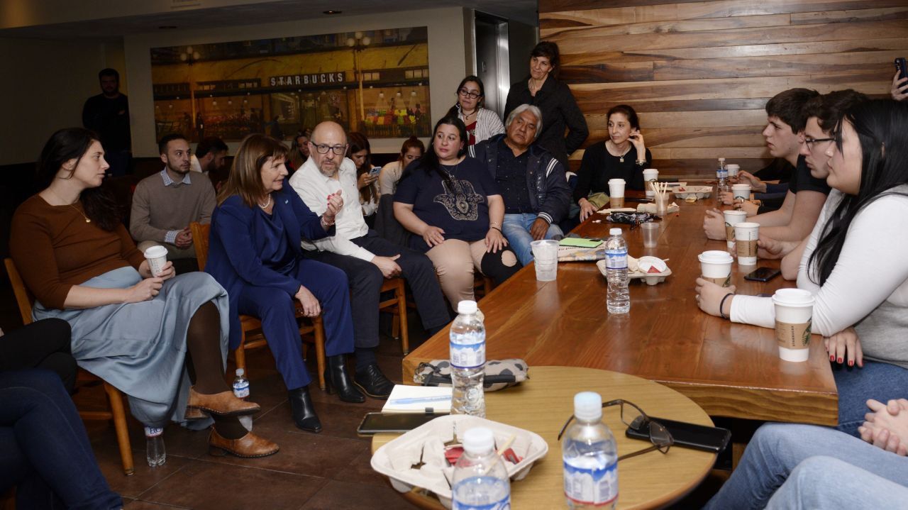 Patricia Bullrich se reunió con Jóvenes y Padres Organizados y se comprometió a declarar la educación como un servicio básico esencial
