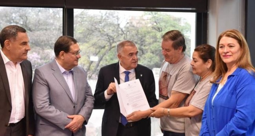 Jaldo recibió a los abuelos de Lucio Dupuy en la Legislatura