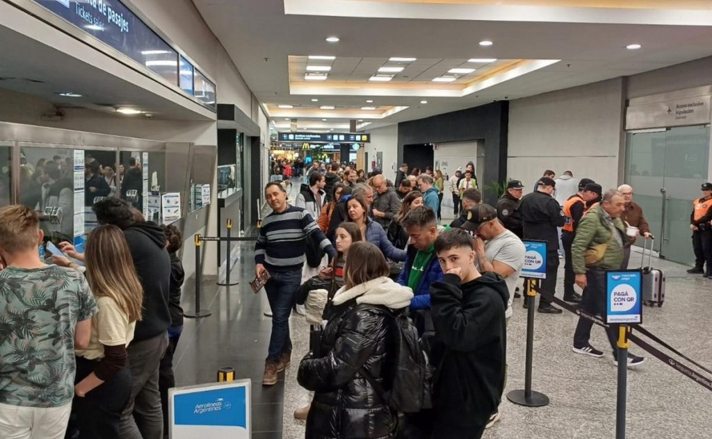 Otro paro de pilotos y aeronavegantes de Aerolíneas Argentinas afecta a 15 mil pasajeros