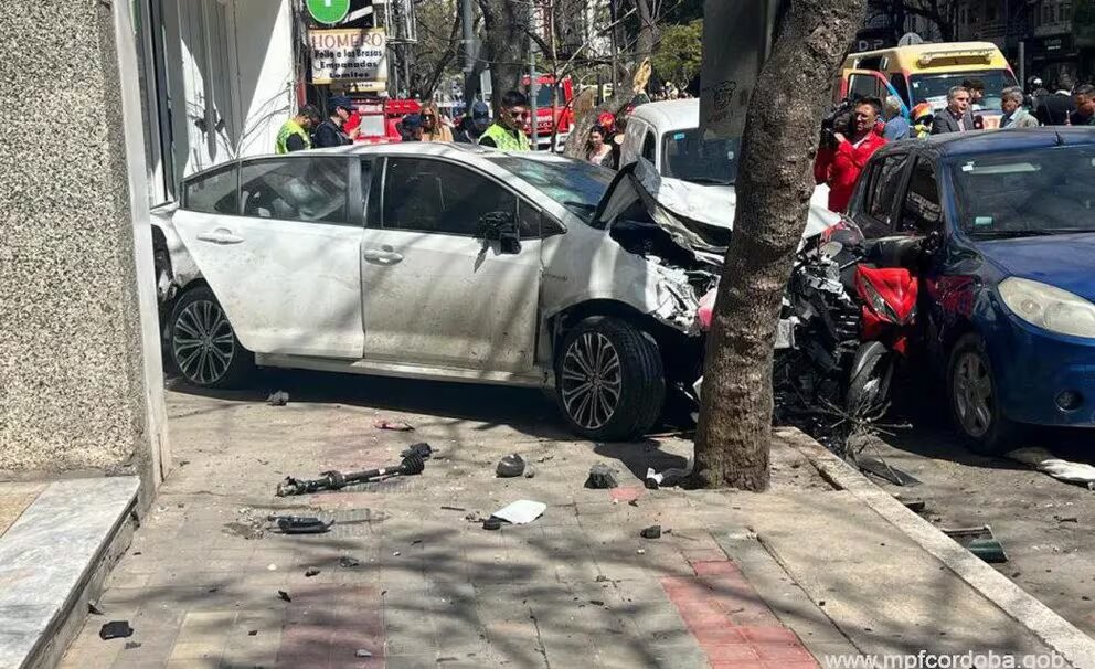 Un automovilista perdió el control de su auto y atropelló a más de una decena de personas en la Ciudad de Córdoba