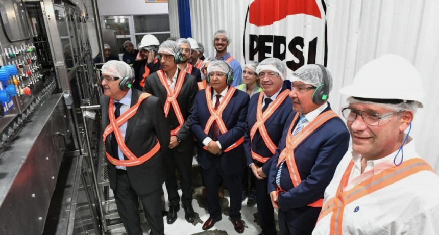 Jaldo y Acevedo recorrieron la planta de una embotelladora de bebidas gaseosas