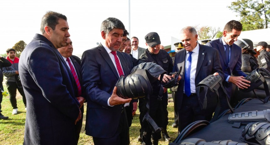 Entregaron equipamientos y armas al personal del servicio penitenciario.