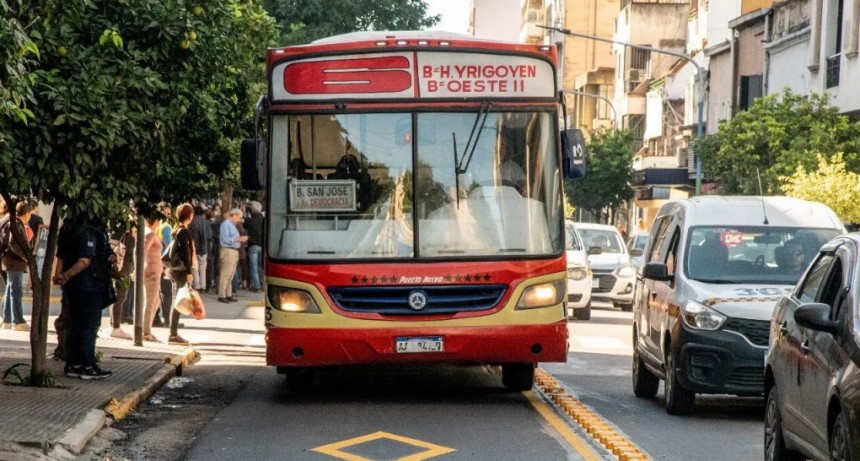 Tras la reunión entre funcionarios del Municipio y AETAT, UTA levantó el paro de colectivos en la capital
