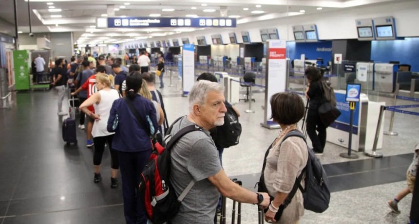 Los gremios aeronáuticos se niegan a garantizar servicios mínimos en los paros
