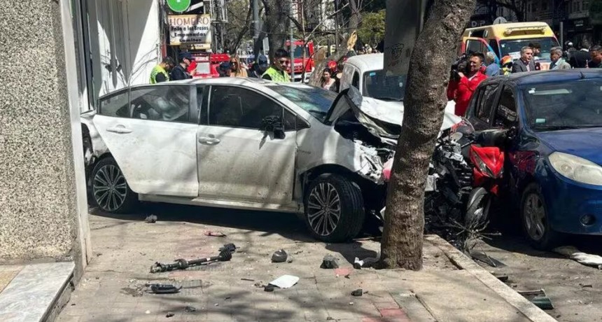 Un automovilista perdió el control de su auto y atropelló a más de una decena de personas en la Ciudad de Córdoba