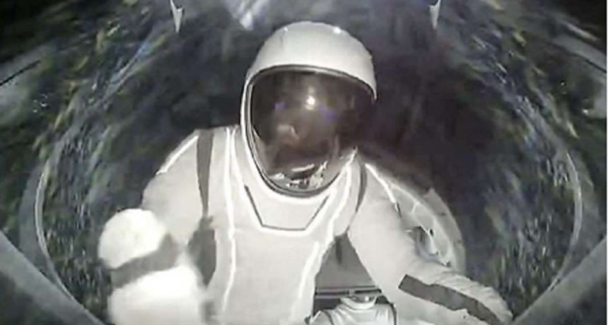 Dos astronautas de Elon Musk hicieron la primera caminata espacial privada de la historia