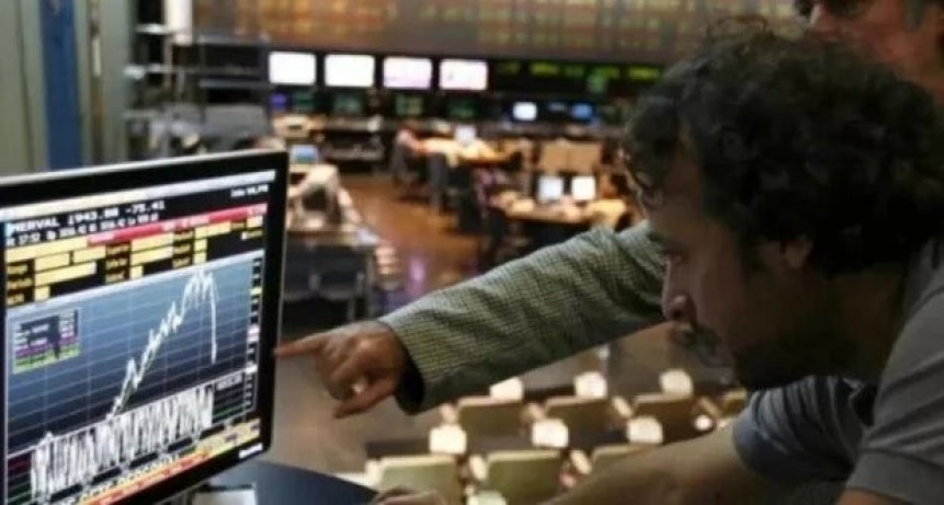 El riesgo país bajó y perforó el piso de los 1.300 puntos