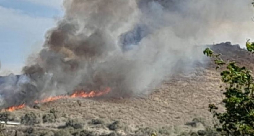 Córdoba: bomberos combaten incendios en Sierras Chicas