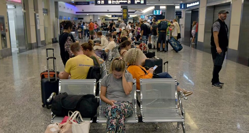 El paro de aeronáuticos afecta a 27 aeropuertos del país