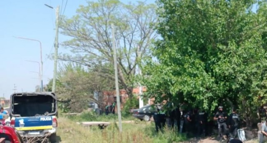 La Policía intervino para evitar que una mujer se prendiera fuego en un desalojo