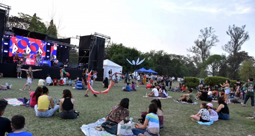 Los vecinos celebraron la llegada de la primavera con música y juegos en el Parque Guillermina