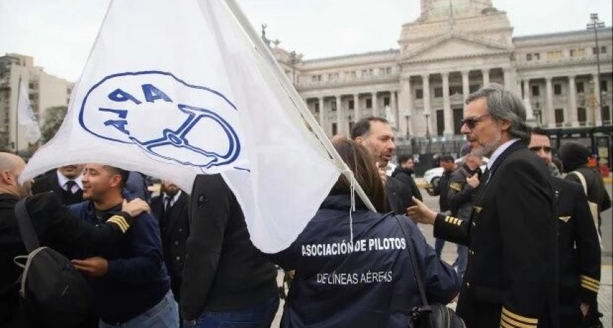 La justicia deja en suspenso los decretos que declaran al transporte aéreo servicio esencial