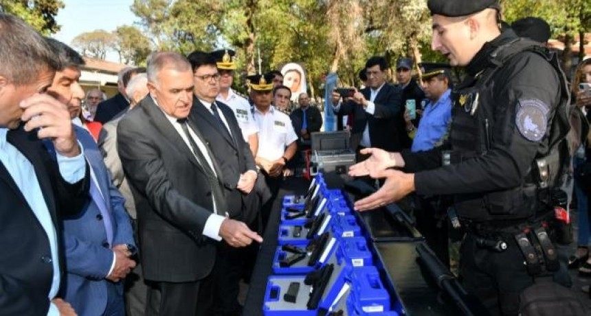 El Gobernador entregó insumos y armamento para la Policía y el servicio Penitenciario