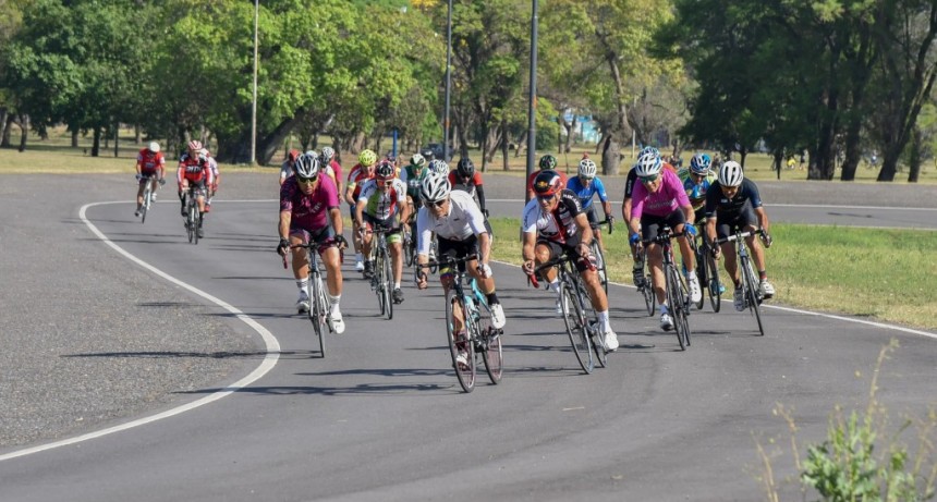 Más de 300 ciclistas participaron de la primera edición de la Gran Carrera de Ciclismo por el Día de la Ciudad
