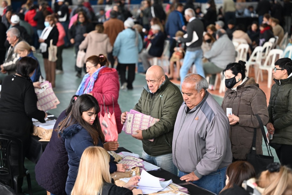 Jubilados de Tucumán reciben boletos de transporte gratuitos