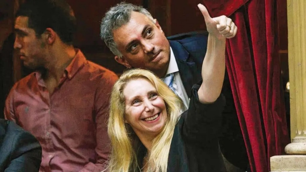 Donación oficial une escuela de formación política de LLA con imputado por la 