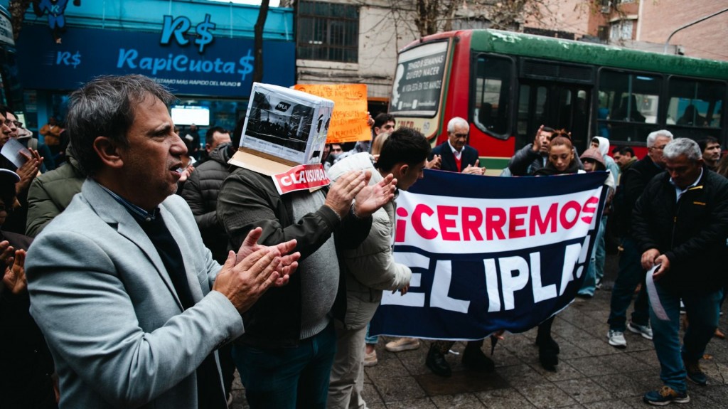 Seleme lideró la marcha contra el IPLA: “Es momento de terminar con este curro”