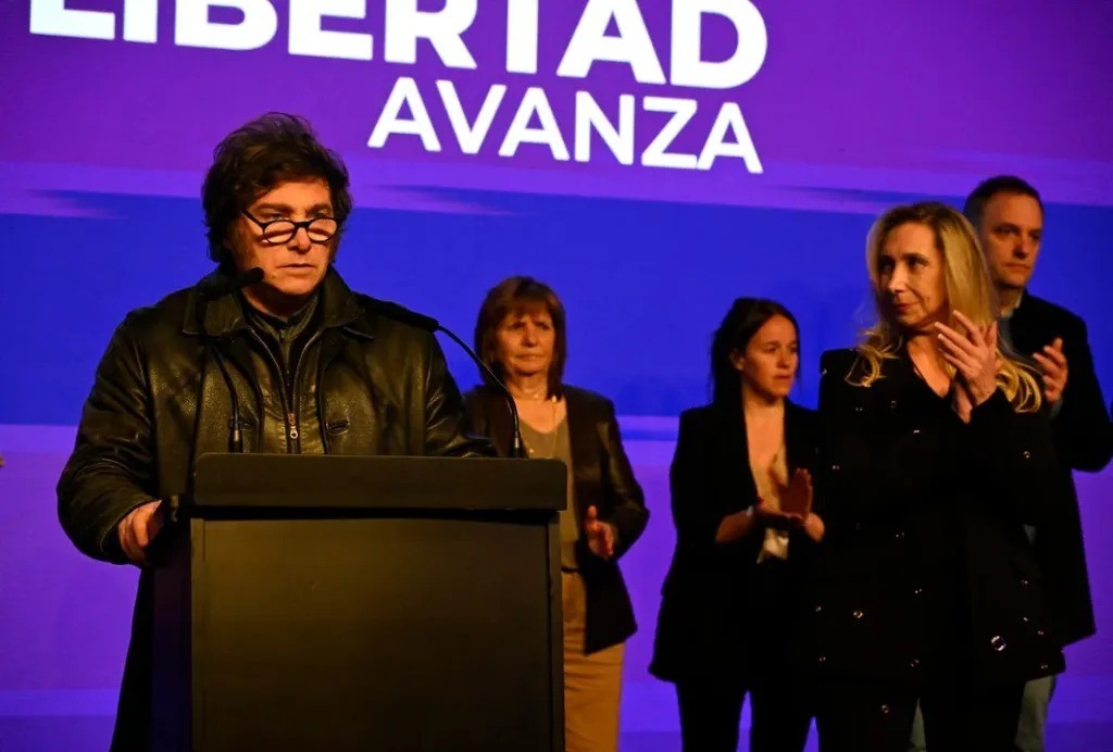 Tras la derrota en Buenos Aires, Milei forma una mesa política y convoca a gobernadores