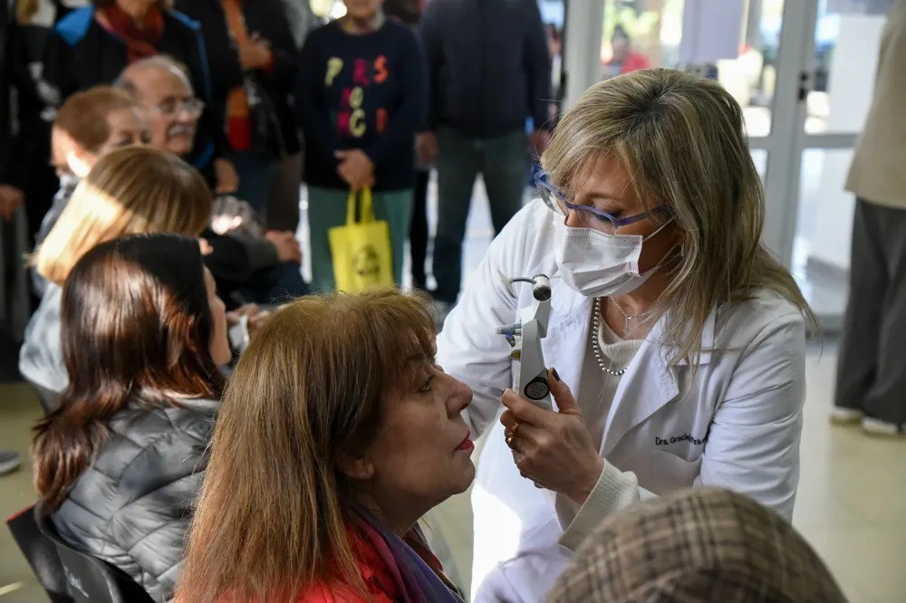 Detección precoz de glaucoma: el foco de la nueva campaña municipal de salud para adultos mayores